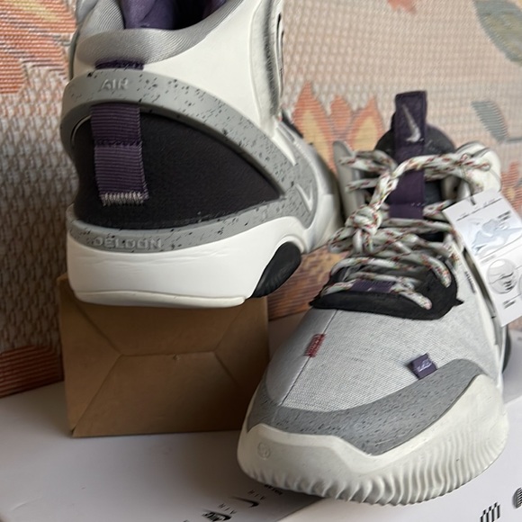 Nike Air Deldon "Together
We Fly" Men’s
Basketball Shoe
Summit White/Pale Ivory - Picture 11 of 16